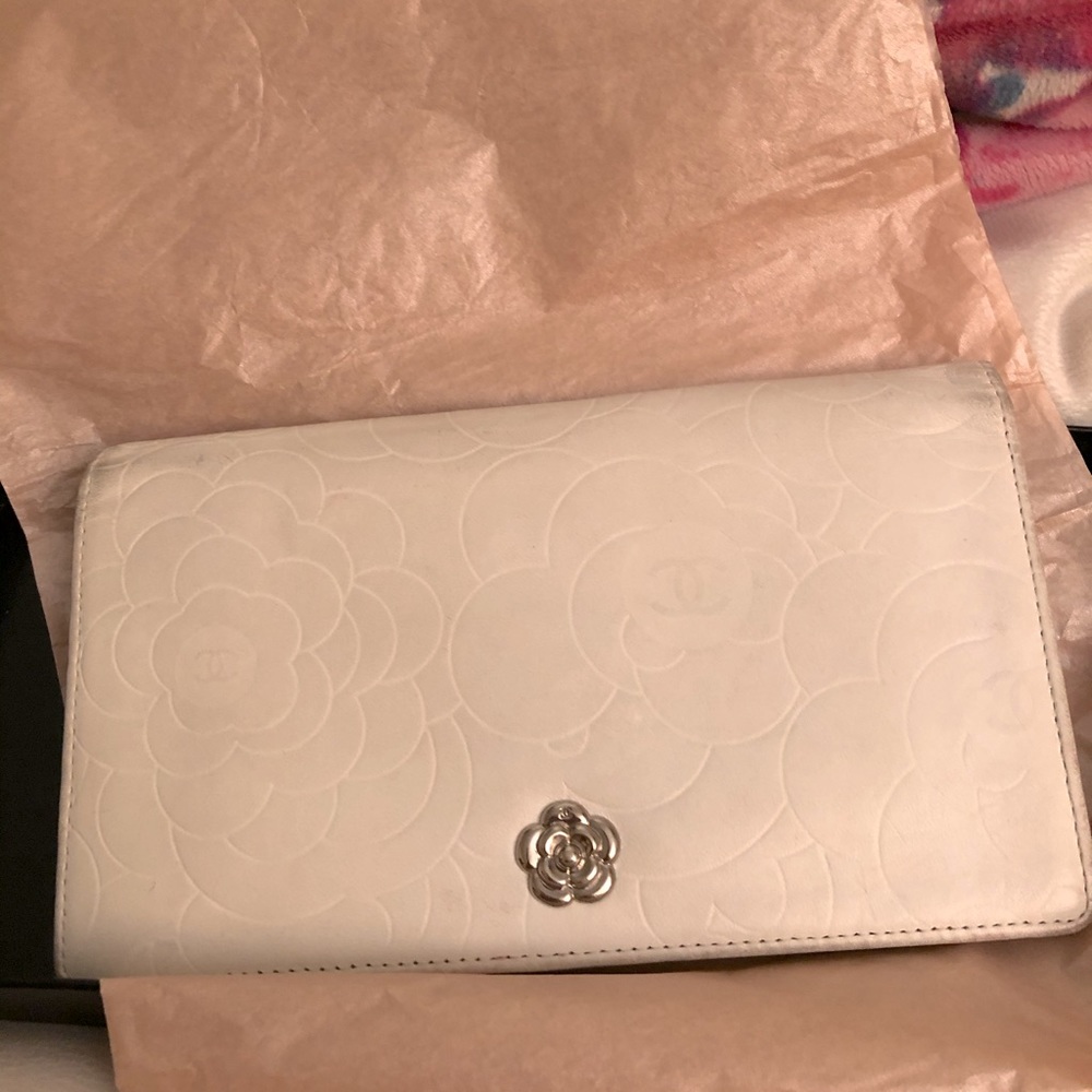 Auth CHANEL-Camellia Bifold White Leather Wallet